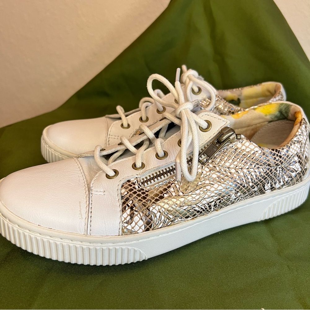 Born leather sneakers 🌺 great used condition 🖤 size 7